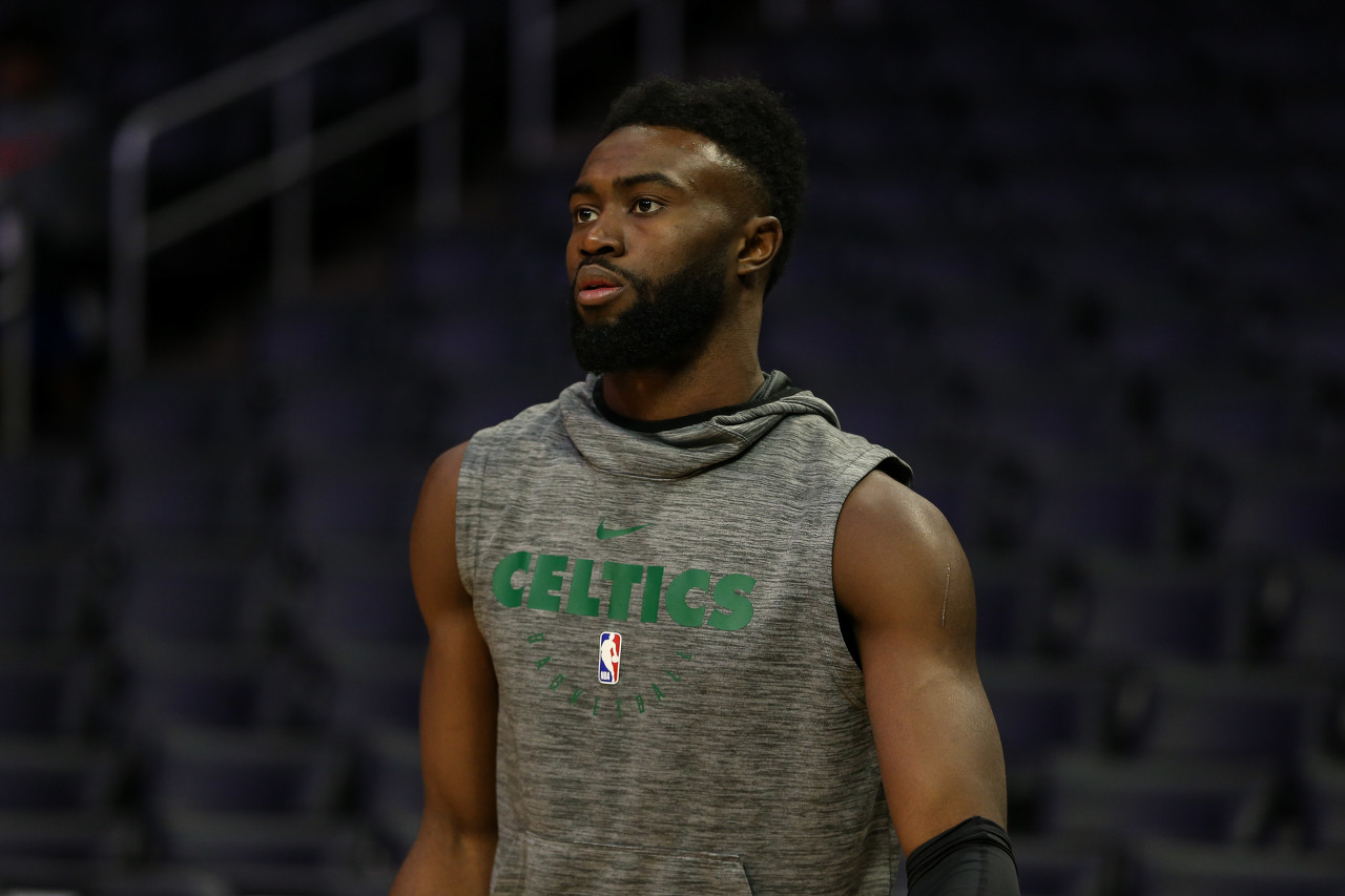 悼念若塔，红军名宿汤普森与毕包主席赛前在KOP看台前献花圈（赛前悼念若塔：红军名宿汤普森携毕包主席在KOP看台前敬献花圈）