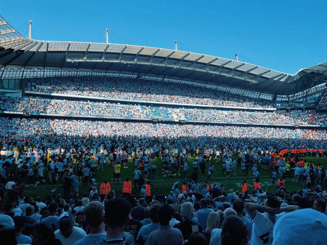 巴萨后防失误不断（巴萨防线频频出错）