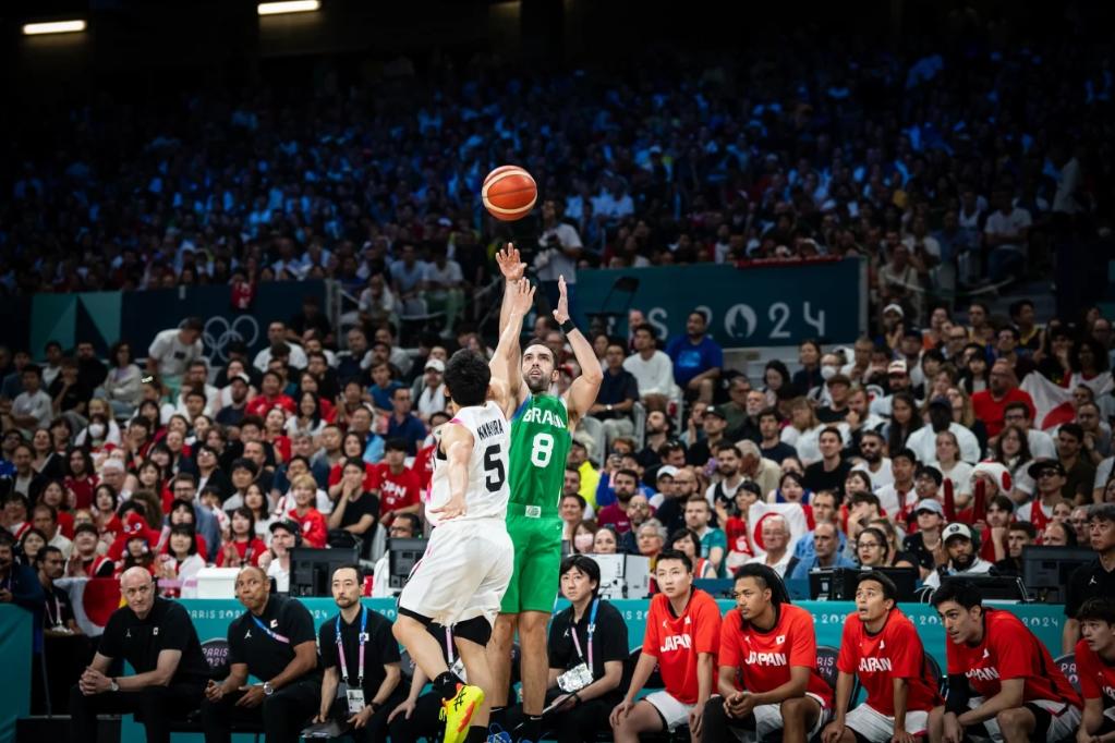 梅西因为足球改变性格！从天生内向到绝对领袖！（足球重塑梅西：从内向少年蜕变为绝对领袖）