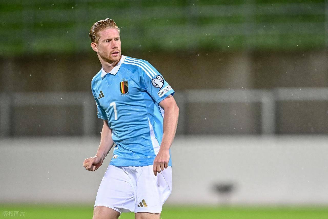 阿斯：巴萨本赛季球场外事务增多，弗里克比上赛季更加情绪化（阿斯：巴萨本季场外事务激增，弗里克较上季情绪起伏更大）