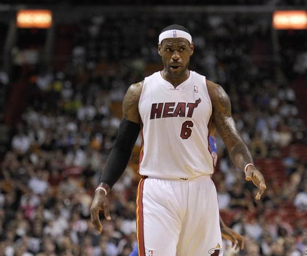 防线漏洞频出 对手屡屡冲击（防守屡现破绽 对手频频冲击）