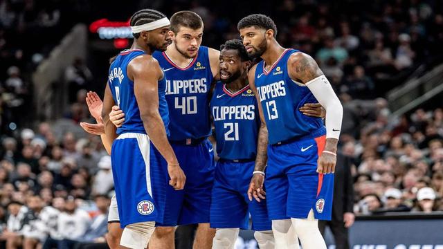 詹姆斯关键上篮助球队锁胜（詹姆斯制胜上篮助球队取胜）