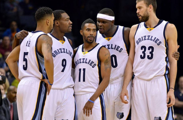 在与新西兰女足的友谊赛中，克尔受邀在一位球迷的孕肚上签名（友谊赛对阵新西兰女足，克尔受邀为球迷孕肚签名）