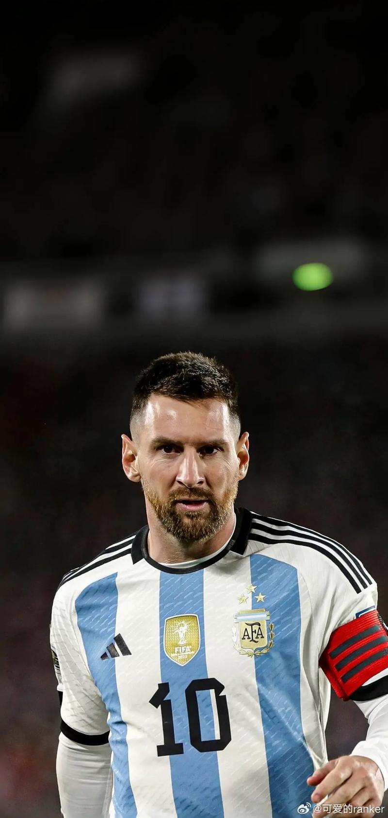 山东泰山今天下午在基地举行球迷开放日，一百多名球迷到场（山东泰山基地今日下午向球迷开放，百余名球迷到场）